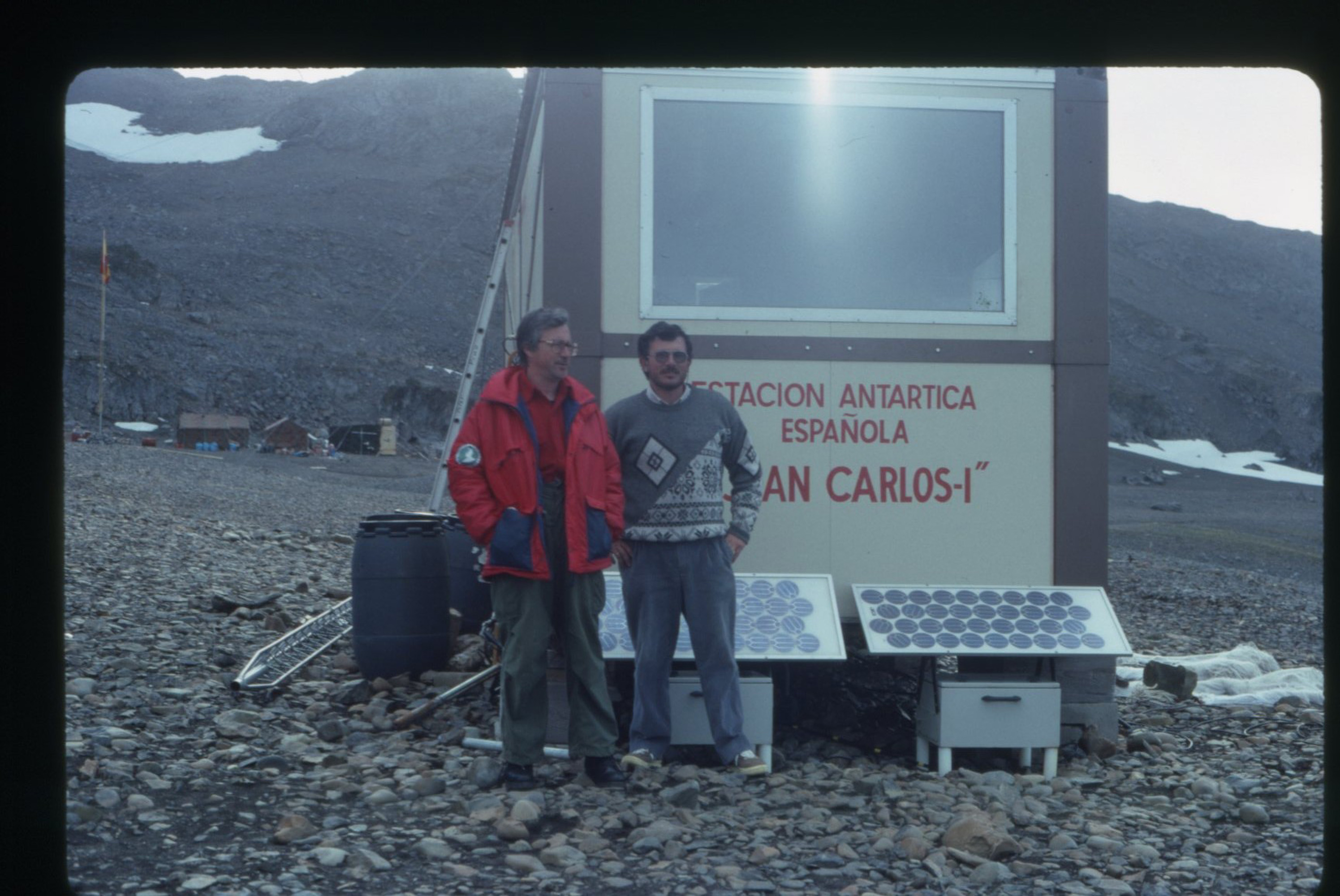 Antigua BAE Juan Carlos I (Laboratorio) - 1988.jpg