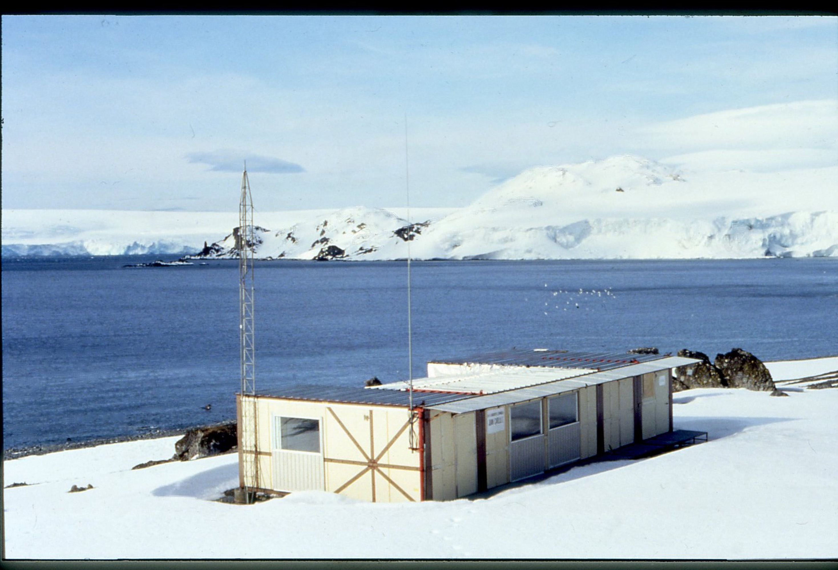 Antigua BAE Juan Carlos I (Laboratorio) - 1991.jpg